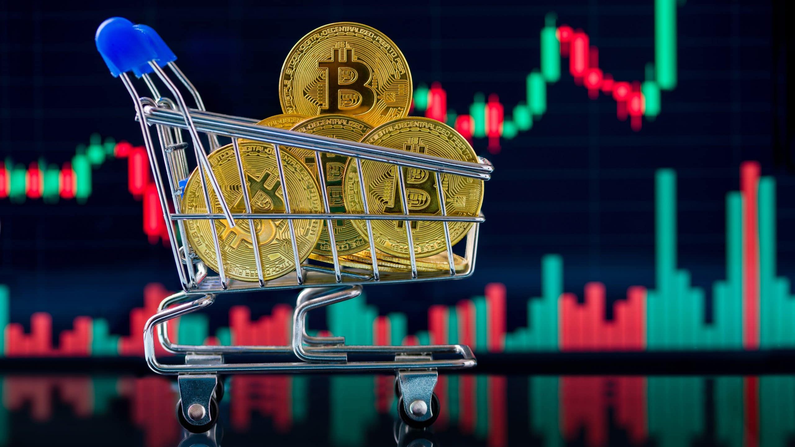 Das Bild zeigt einen Einkaufswagen mit Bitcoin-Münzen