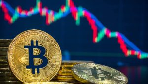 Bitcoin-Münzen vor einem fallenden Kurschart