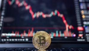 Das Bild zeigt eine Bitcoin-Münze