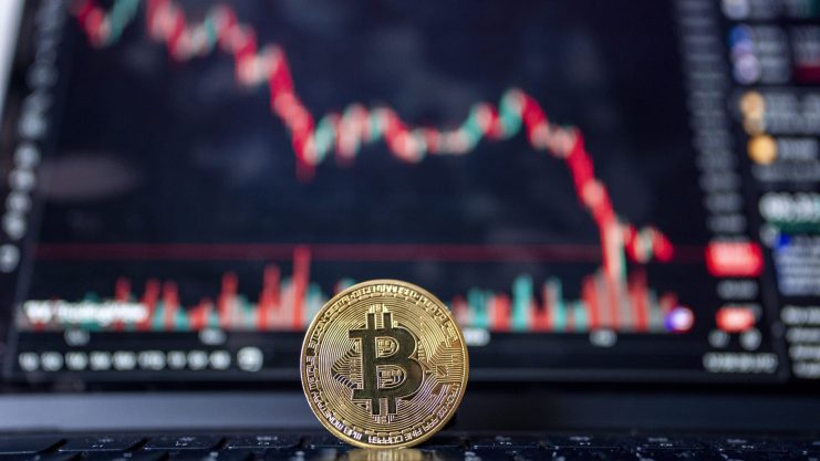Das Bild zeigt eine Bitcoin-Münze