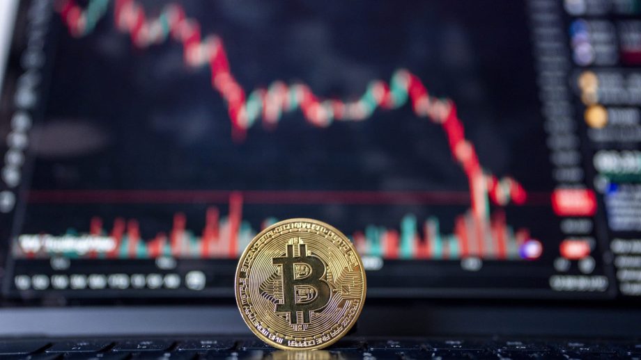 Das Bild zeigt eine Bitcoin-Münze