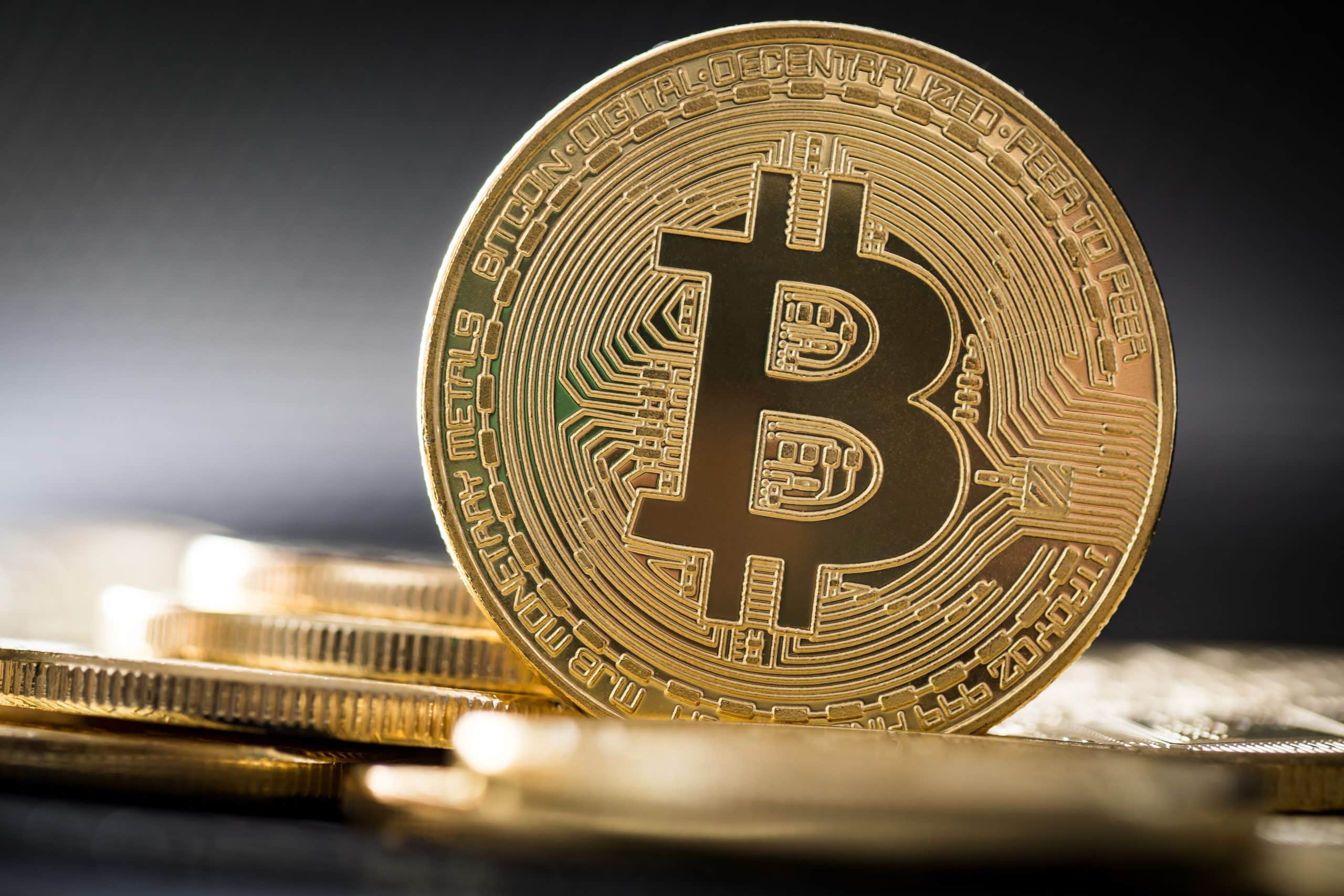 Bitcoin-Münze vor Charthintergrund