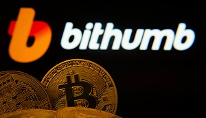 Bitcoin-Münzen vor Bithumb-Logo
