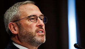 XRP und Ripple: CEO Brad Garlinghouse spricht bei einem öffentlichen Auftritt ins Mikrofon