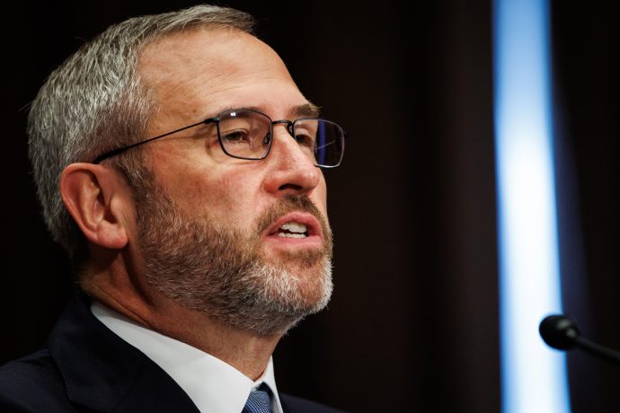 XRP und Ripple: CEO Brad Garlinghouse spricht bei einem öffentlichen Auftritt ins Mikrofon