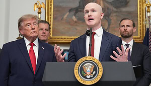 Coinbase-Chef Brian Armstrong (Mitte) bei einer Pressekonferenz im Weißen Haus. Links neben ihm steht US-Präsident Donald Trump.