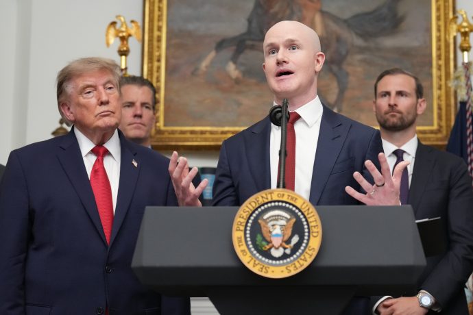 Coinbase-Chef Brian Armstrong (Mitte) bei einer Pressekonferenz im Weißen Haus. Links neben ihm steht US-Präsident Donald Trump.