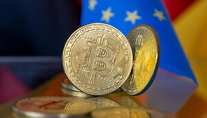 Nahaufnahme von symbolischen Bitcoins mit einer EU-Flagge