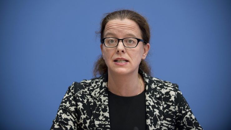 Das Bild zeigt Isabel Schnabel