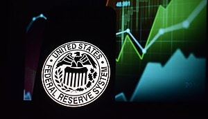 Siegel des Federal Reserve System auf einem Smartphone vor Kurscharts