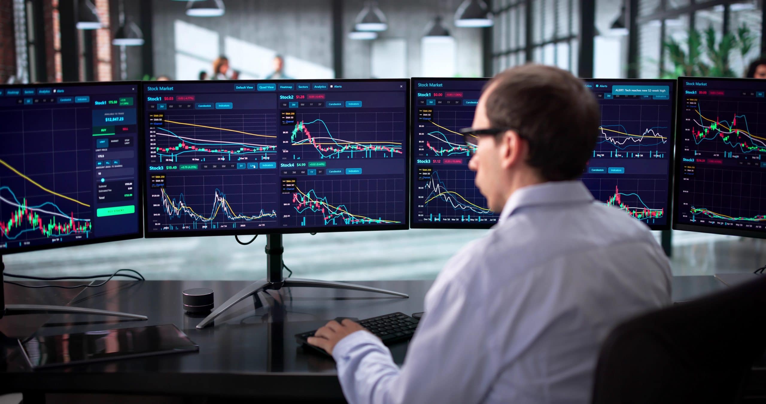 Bitcoin vs. Gold vs. S&P 500: Händler verfolgt Kursverläufe auf mehreren Bildschirmen