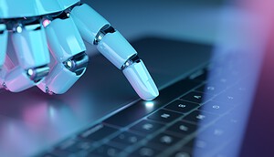 Roboterhand drückt auf einen Laptop
