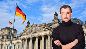 Man sieht den deutschen Reichstag und rechtsbündig steht ein Mann mit schwarzem Rollkragenpullover und verschränkten Armen.