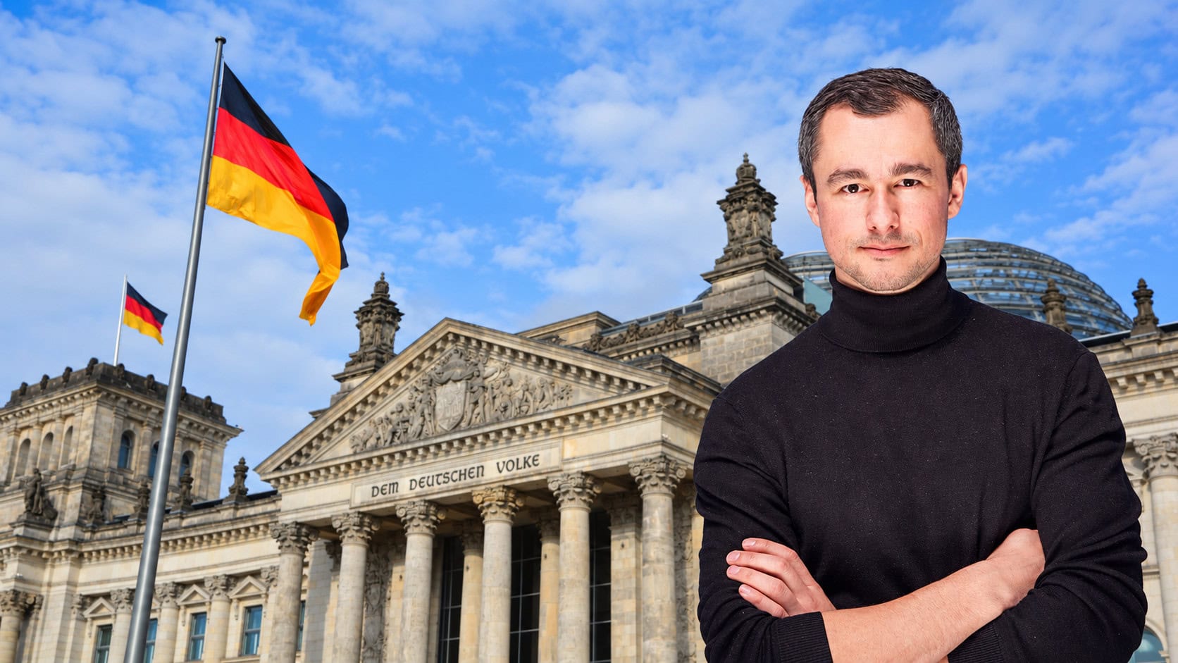 Man sieht den deutschen Reichstag und rechtsbündig steht ein Mann mit schwarzem Rollkragenpullover und verschränkten Armen.