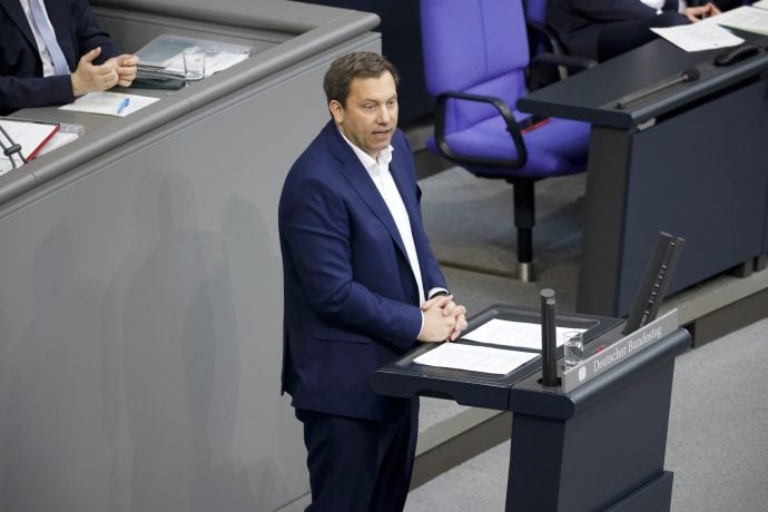 Finanzminister Lars Klingbeil steht im Bundestag und hät eine Rede.