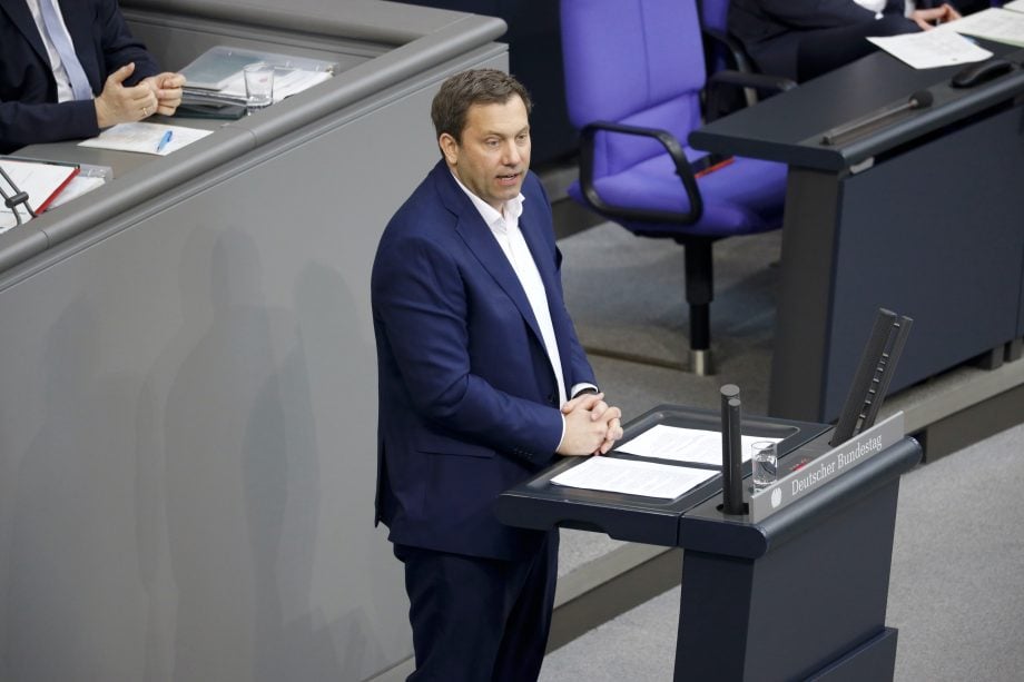 Finanzminister Lars Klingbeil steht im Bundestag und hät eine Rede.