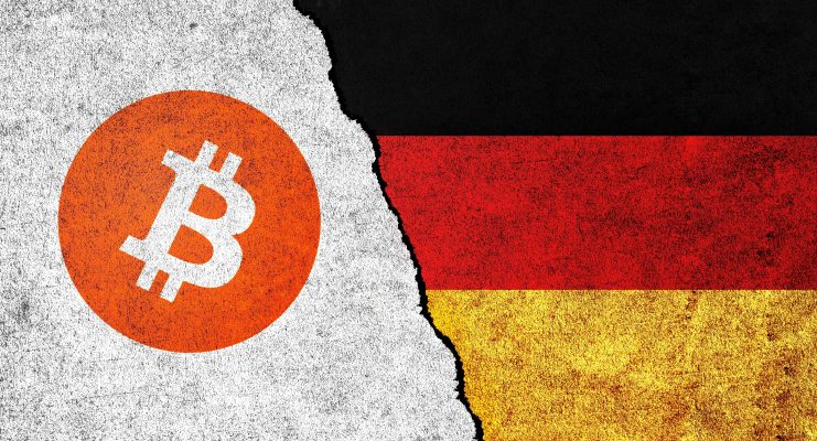Rechts sieht man eine Deutschland-Flagge und in der Mitte geht ein Riss zu einem grauen Hintergrund mit einem Bitcoin-Logo.