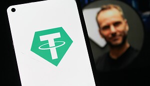 Ein Tether-Logo auf einem Smartphone