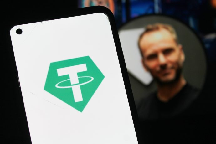 Ein Tether-Logo auf einem Smartphone