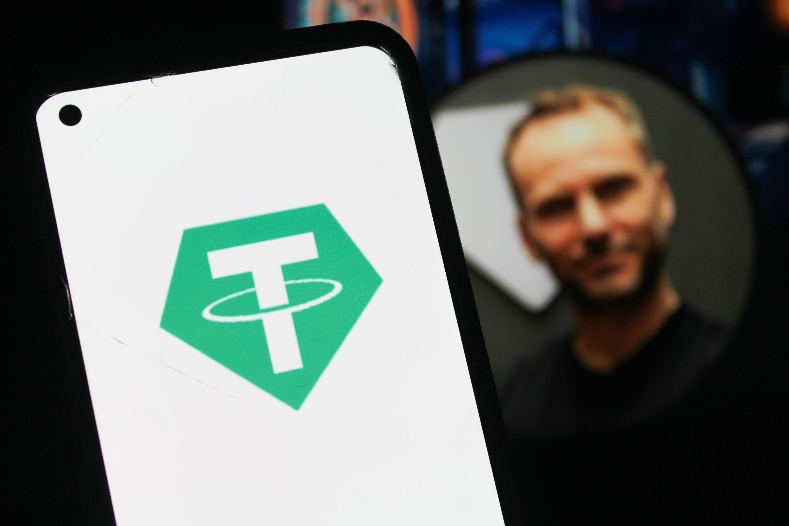 Ein Tether-Logo auf einem Smartphone