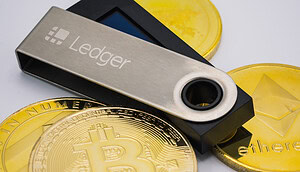 Eine Ledger-Wallet liegt auf Krypto-Münzen