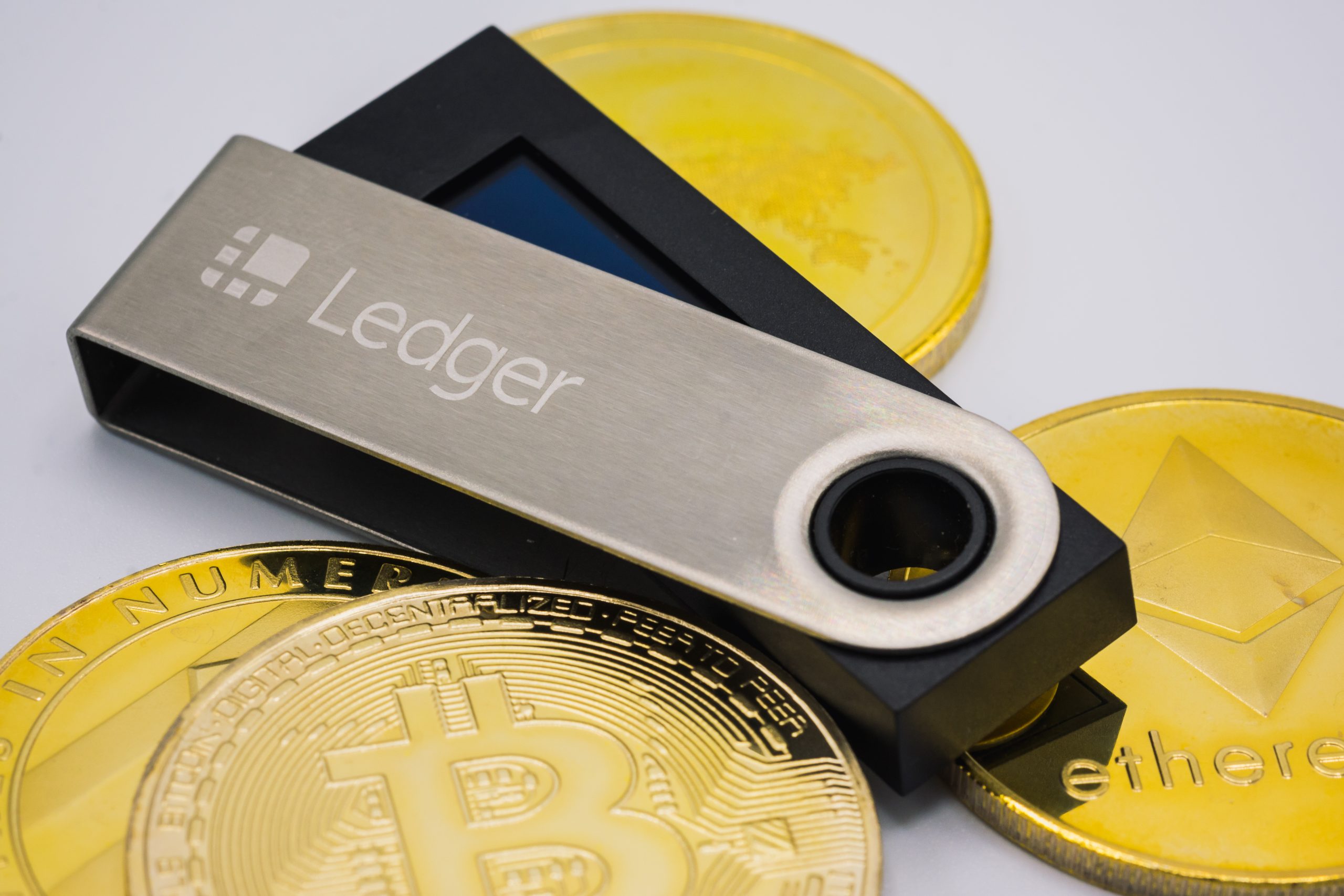 Eine Ledger-Wallet liegt auf Krypto-Münzen