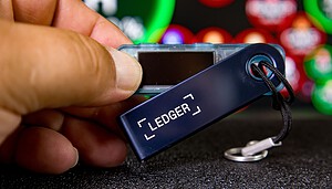 Eine Hand hält eine Ledger-Wallet
