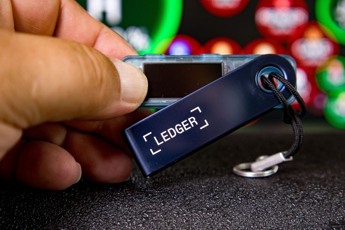 Eine Hand hält eine Ledger-Wallet