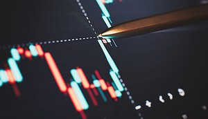 Weißer Abwärtspfeil auf rotem Hintergrund mit Börsenzahlen, die auf einen Rückgang der Finanzmärkte hinweisen.