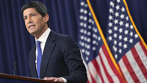 Fed-Chef Kevin Warsh steht an einem Rednerpult