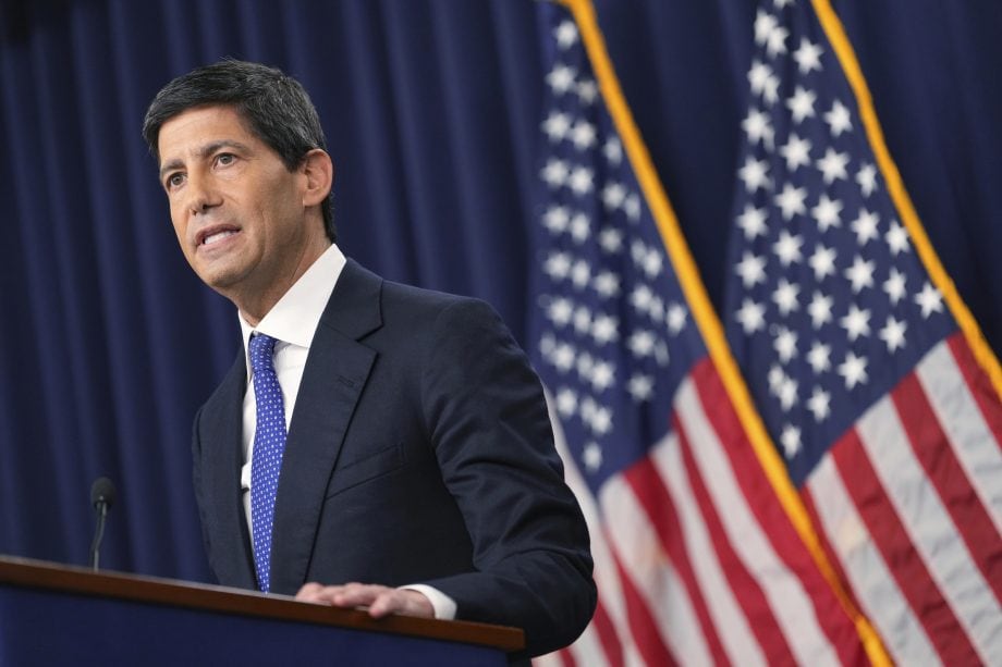 Fed-Chef Kevin Warsh steht an einem Rednerpult