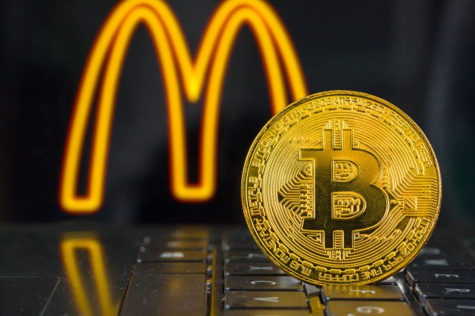 Bitcoin vor McDonalds-Logo