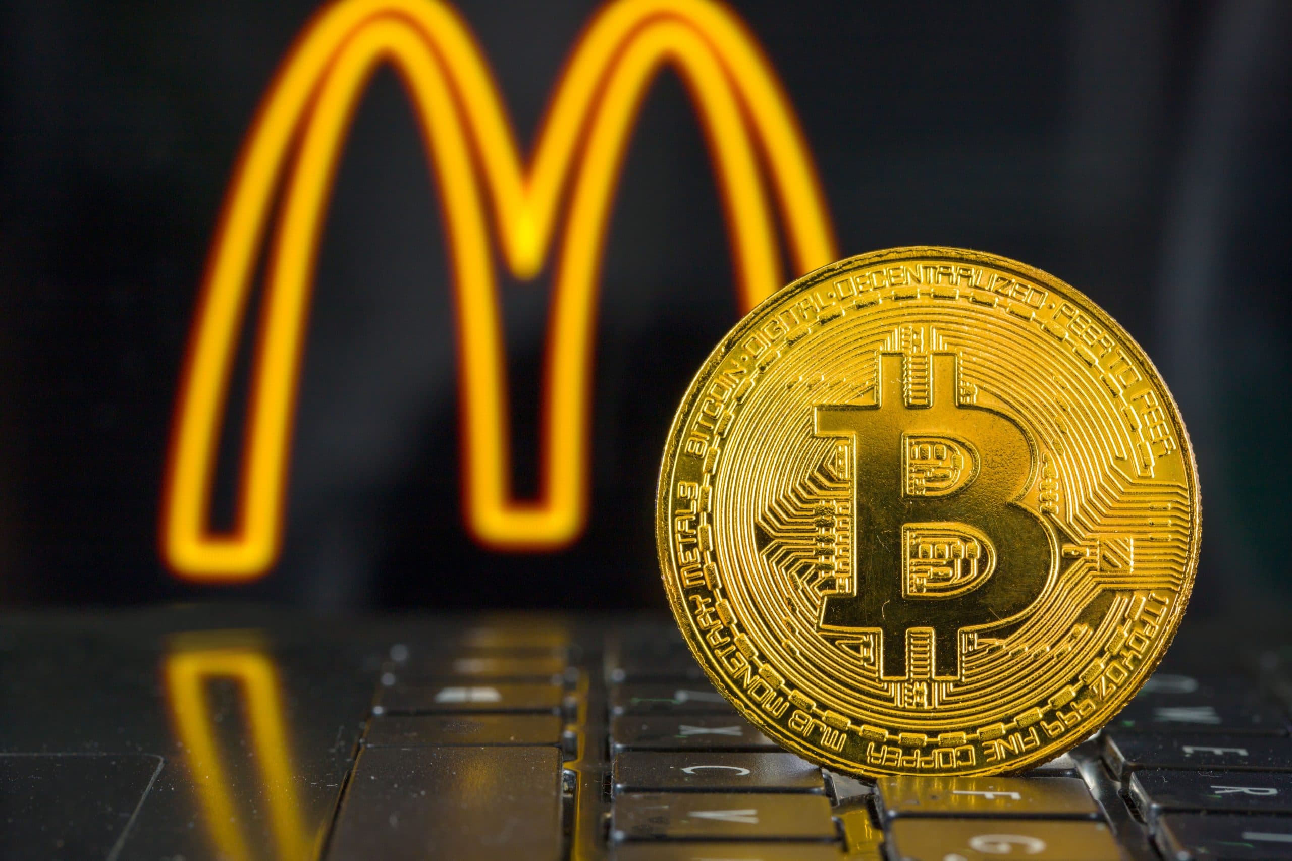 Bitcoin vor McDonalds-Logo
