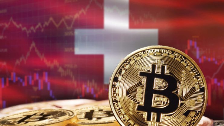 Das Bild zeigt eine Bitcoin-Münze vor der Schweizer Flagge