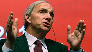 KI-Blase: Ray Dalio gestikuliert bei einem Auftritt vor rotem Hintergrund