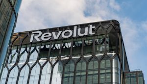 Das Bild zeigt das Revolut-Logo auf einem Gebäude