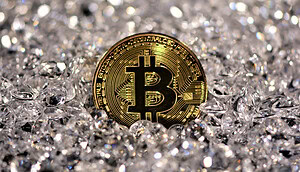 Bitcoin-Gold-Münze und Diamanten