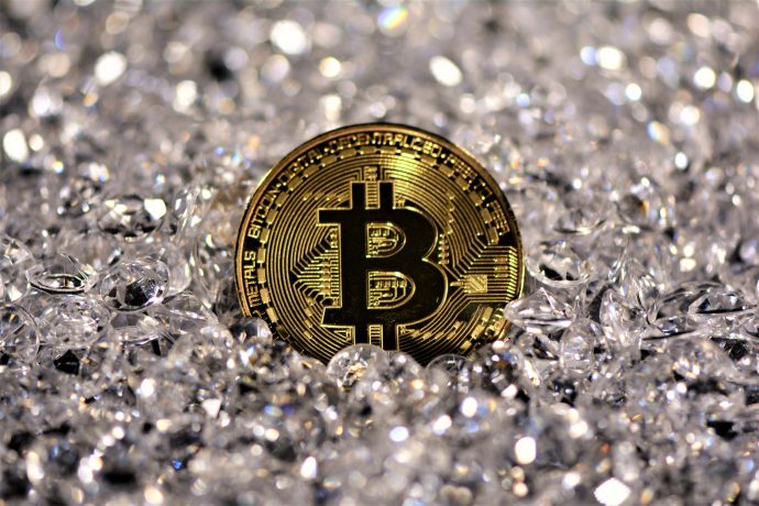 Bitcoin-Gold-Münze und Diamanten