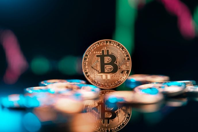 Bitcoin-Münze und verschwommene Candle-Sticks