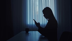 Silhouette einer Frau in einem dunklen Raum