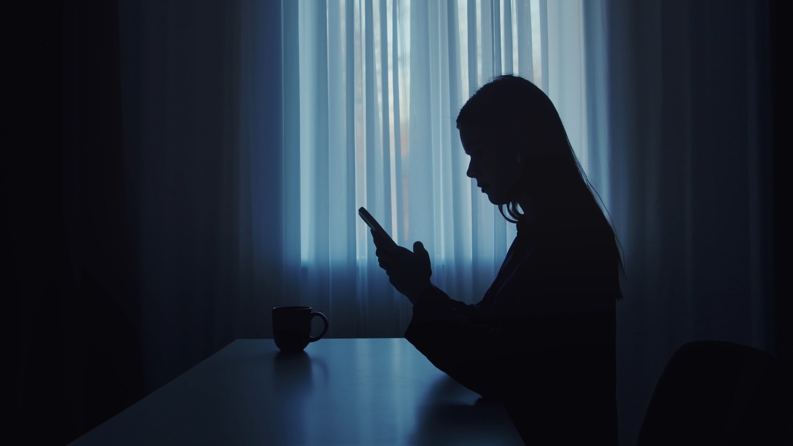 Silhouette einer Frau in einem dunklen Raum