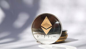 Eine Ethereum-Münze vor weißem Hintergrund