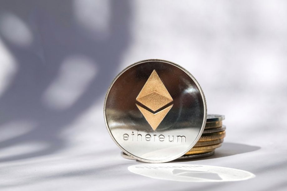 Eine Ethereum-Münze vor weißem Hintergrund