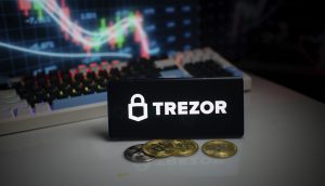 Das Bild zeigt das Trezor-Logo auf einem Smartphone-Bildschirm