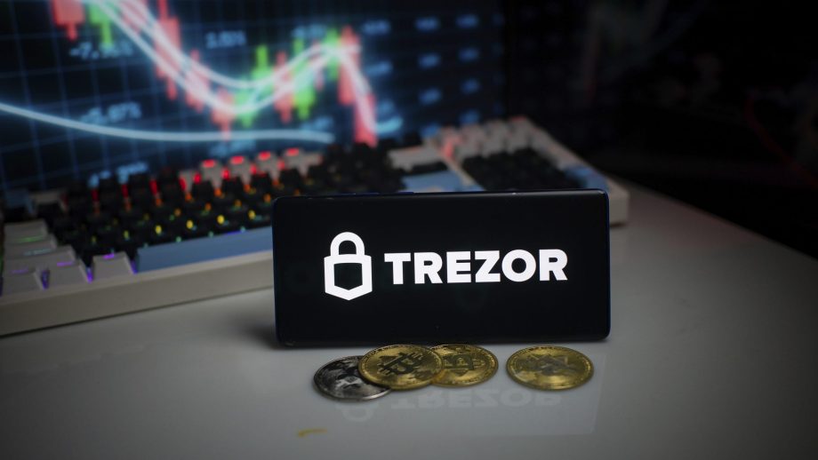 Das Bild zeigt das Trezor-Logo auf einem Smartphone-Bildschirm