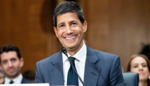 Das Bild zeigt Kevin Warsh