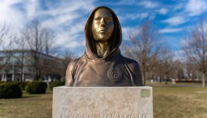 Das Bild zeigt Satoshi Nakamoto (Statue)