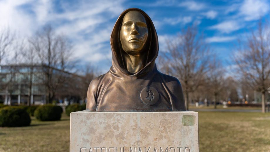 Das Bild zeigt Satoshi Nakamoto (Statue)