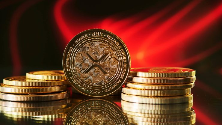 XRP enttäuscht Anleger XRP-Münzen vor rotem Hintergrund