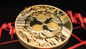 Eine XRP-Münze vor einem roten Chart